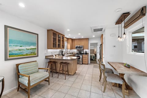 Kitchen or kitchenette, Dining area, minibar