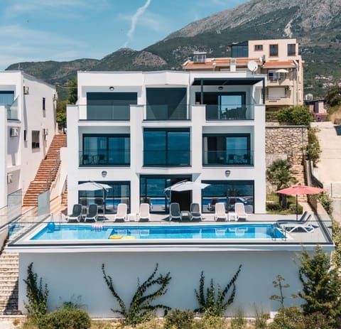 Patio, Day, Swimming pool, sunbed