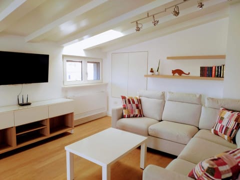 Communal lounge/ TV room, TV and multimedia, Living room