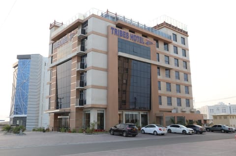 Property building, Day, City view, Location