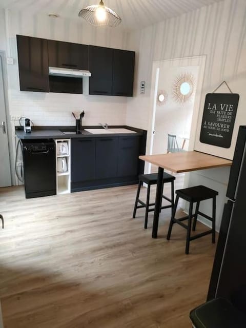 Kitchen or kitchenette, Dining area, stove