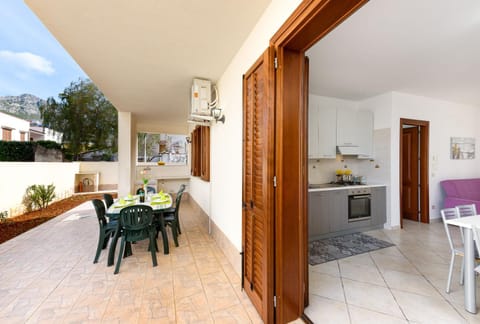 Patio, Day, Garden, Kitchen or kitchenette, Dining area, pet friendly, stove