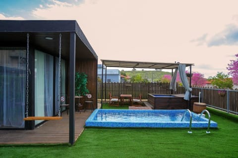 Property building, Garden, Hot Tub, Swimming pool