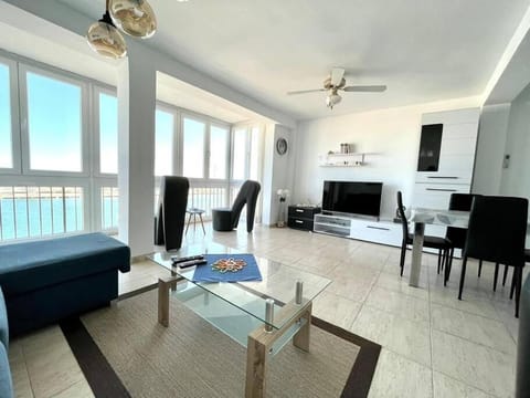 Communal lounge/ TV room, TV and multimedia, Dining area, fireplace