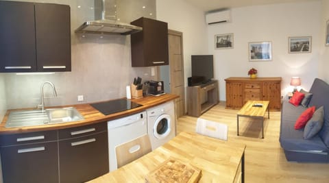 TV and multimedia, Kitchen or kitchenette, Living room, Seating area, Dining area, dishwasher, stove, toaster, washing machine, air conditioner
