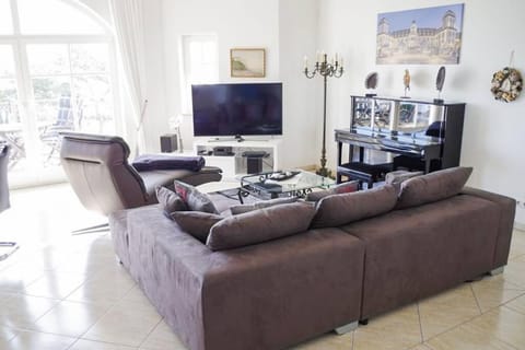 TV and multimedia, Living room, Seating area, Evening entertainment