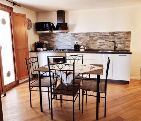 Kitchen or kitchenette, Living room, Seating area, Dining area, minibar, pet friendly, stove