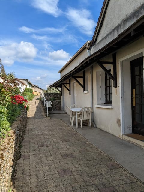 Property building, Facade/entrance, Day