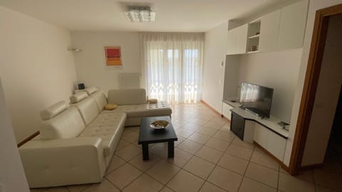 Communal lounge/ TV room, TV and multimedia, Living room, Seating area