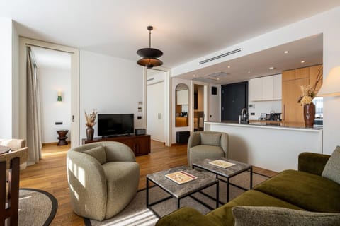 TV and multimedia, Coffee/tea facilities, Living room, Seating area, Dining area, Evening entertainment