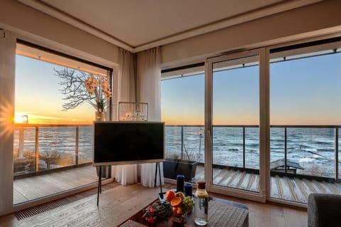 Natural landscape, TV and multimedia, View (from property/room), Balcony/Terrace, Living room, Seating area, Evening entertainment, Sea view, Sunrise, Sunset