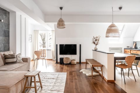 TV and multimedia, Living room, Photo of the whole room, Seating area, Dining area
