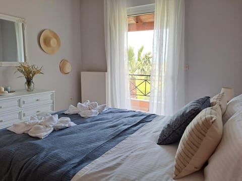 Balcony/Terrace, Bedroom, Garden view, Lake view