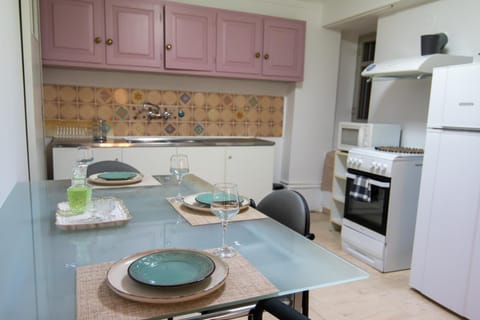 Kitchen or kitchenette, Dining area, minibar, pet friendly