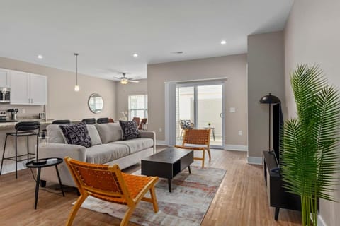 Kitchen or kitchenette, Living room, Seating area, Dining area