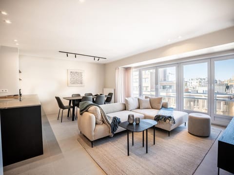 Seating area, Dining area, kitchen