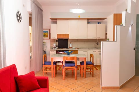Kitchen or kitchenette, Living room, Seating area, Dining area, minibar, pet friendly, stove