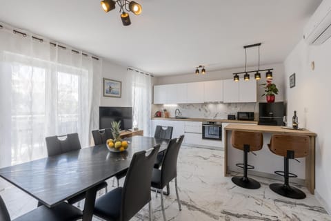 Living room, Dining area