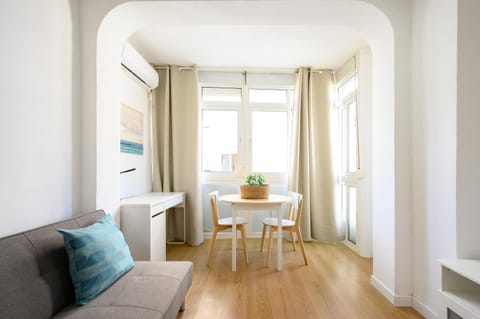Living room, Seating area, Dining area, internet, air conditioner