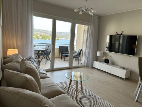 Communal lounge/ TV room, Natural landscape, Summer, TV and multimedia, Living room, Seating area, Dining area, Evening entertainment