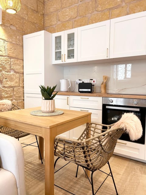 Kitchen or kitchenette, Dining area, pet friendly, stove, toaster
