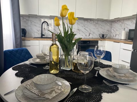 Kitchen or kitchenette, Dining area