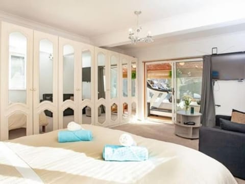 3 Bedroom Bungalow with great Sea Views, Private Hot Tub & Gardens House in Paignton