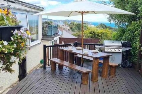 3 Bedroom Bungalow with great Sea Views, Private Hot Tub & Gardens House in Paignton