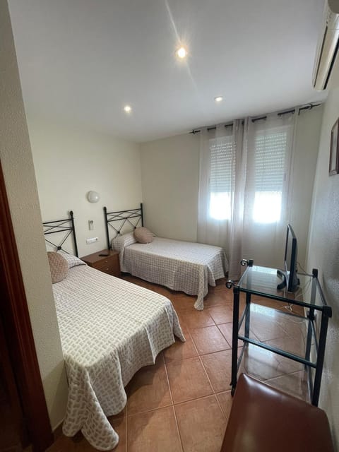 Bed, TV and multimedia, Photo of the whole room, Bedroom