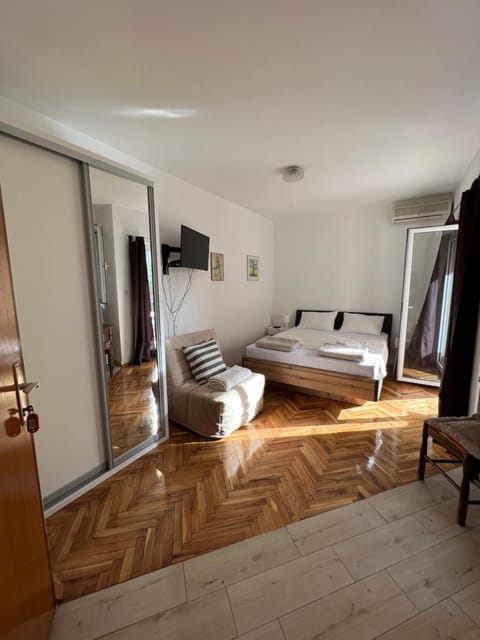 Bed, TV and multimedia, Living room, Photo of the whole room, Seating area, Bedroom, towels, wardrobe