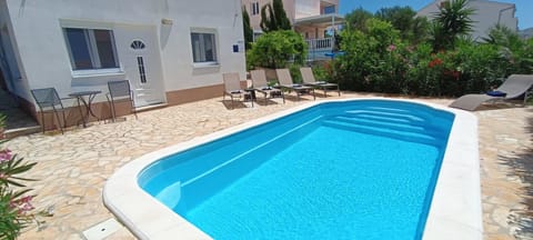 Property building, Day, Swimming pool, sunbed