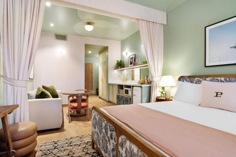 Kitchen or kitchenette, Seating area, Bedroom