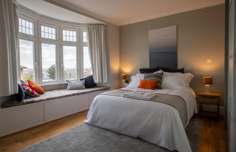 Bedroom, City view