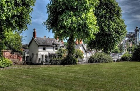 Beautiful period cottage, exceptional riverside location in the heart of Chester House in Chester