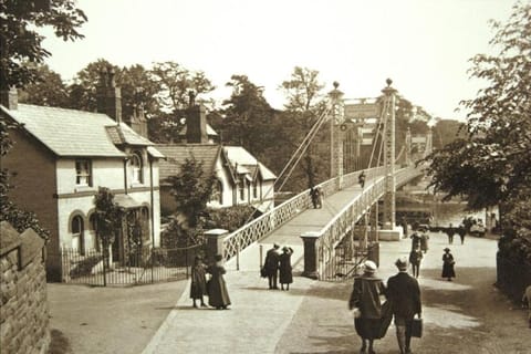Beautiful period cottage, exceptional riverside location in the heart of Chester House in Chester