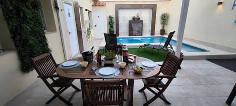 Patio, Swimming pool, sunbed