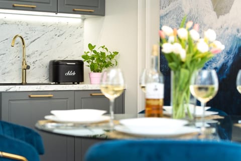 Kitchen or kitchenette, Dining area