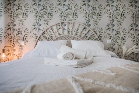 Bed, Bedroom, towels