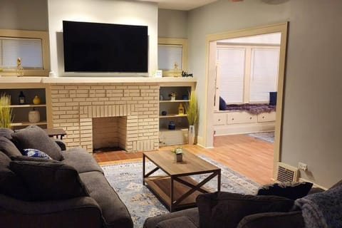 Comfy 3brd in Cleveland House in East Cleveland