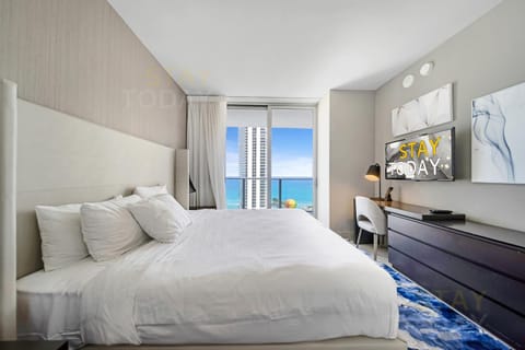 Bed, TV and multimedia, Photo of the whole room, Bedroom, Sea view
