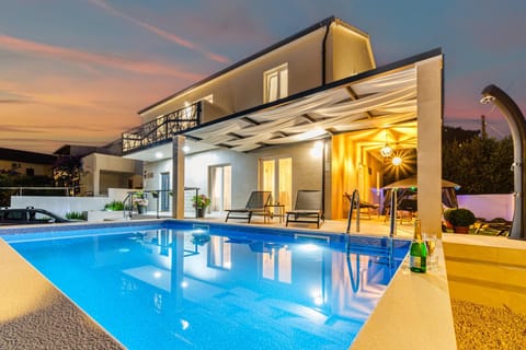 Property building, Balcony/Terrace, Balcony/Terrace, Swimming pool, Swimming pool, Swimming pool
