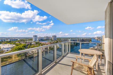 Day, View (from property/room), Balcony/Terrace, City view
