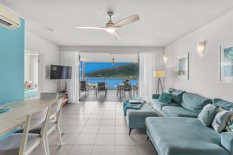 Natural landscape, TV and multimedia, Living room, Seating area, air conditioner