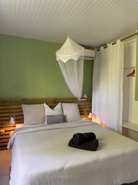 Bed, Bedroom, wardrobe, air conditioner