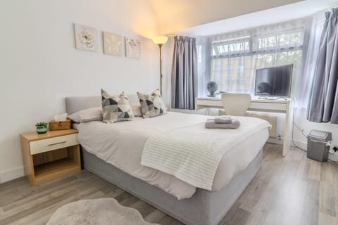 Bed, TV and multimedia, Photo of the whole room, Bedroom, towels