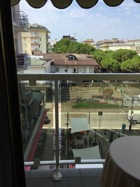 Day, View (from property/room), Balcony/Terrace, Evening entertainment, City view, Location