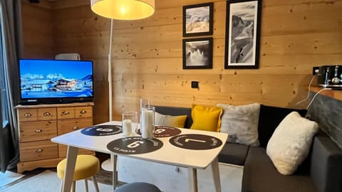 TV and multimedia, Living room, Seating area, Dining area