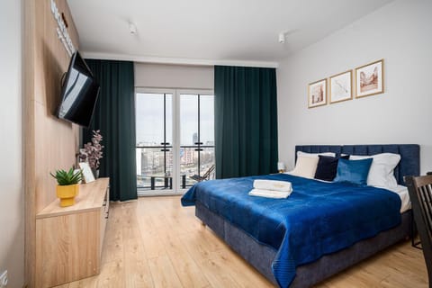 Bed, TV and multimedia, Bedroom