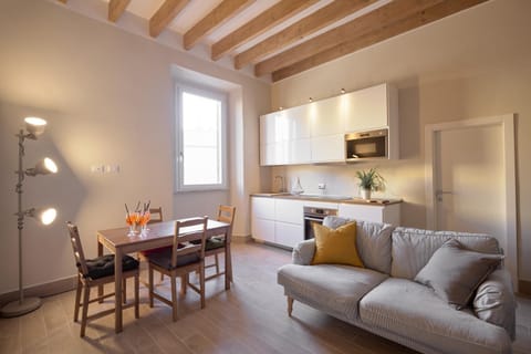 Kitchen or kitchenette, Living room, Seating area, Dining area