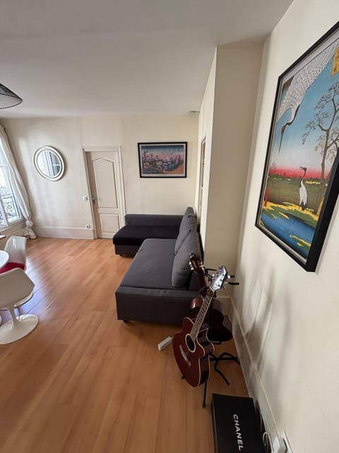 Amazing 1 bedroom, 30sec from Arc de Triomphe Apartment in Paris